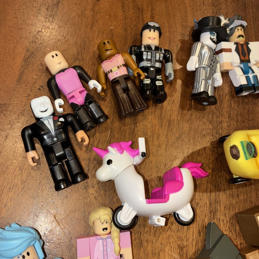 Roblox Mixed Lot of 23 Figures & Accessories Used as Shown - Picture 5 of 5